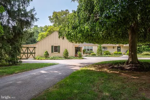Exterior - 672 Clovelly Ln, Devon, PA 19333 photo 3 of 12