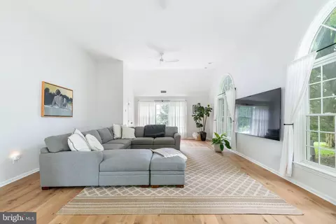 Living - 102 Quail Ln, Wayne, PA 19087 photo 3 of 4