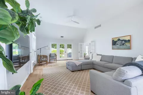 Living - 102 Quail Ln, Wayne, PA 19087 photo 4 of 4
