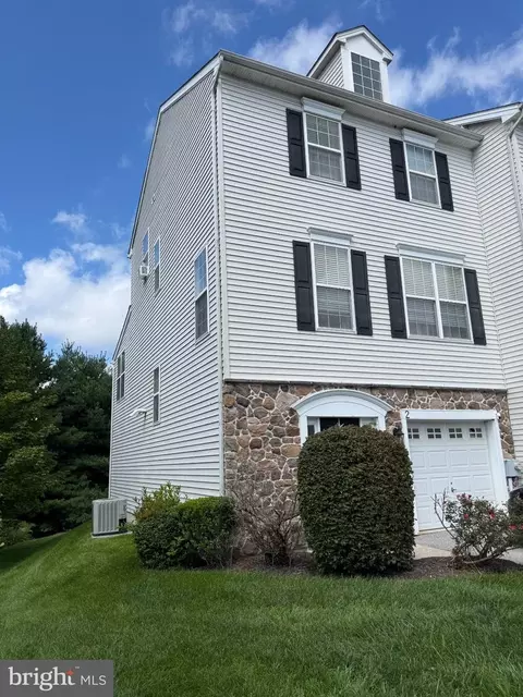 2 Shoreham Dr, Coatesville, PA 19320