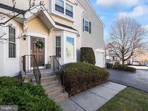 70 Longview Ln, Newtown Square, PA 19073