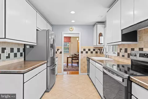 Kitchen - 54 N Waterloo Rd, Devon, PA 19333 photo 1 of 2
