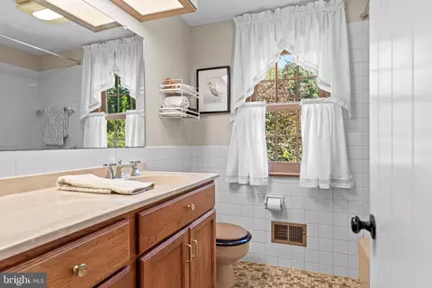 Bath - 54 N Waterloo Rd, Devon, PA 19333 photo 3 of 3