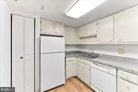 Kitchen - 504 Old Forge Xing Xing #504, Devon, PA 19333 photo 1 of 3