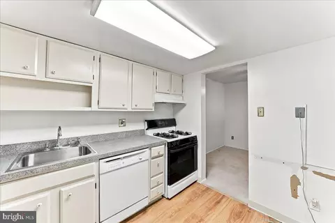 Kitchen - 504 Old Forge Xing Xing #504, Devon, PA 19333 photo 3 of 3