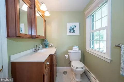 Bath - 127 Kynlyn Rd, Wayne, PA 19087 photo 4 of 7