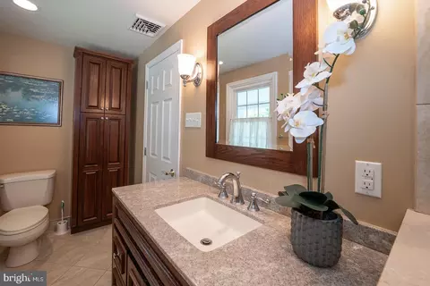 Bath - 127 Kynlyn Rd, Wayne, PA 19087 photo 2 of 7