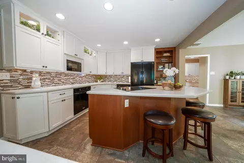 Kitchen - 127 Kynlyn Rd, Wayne, PA 19087 photo 2 of 4