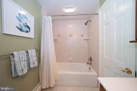 Bath - 127 Kynlyn Rd, Wayne, PA 19087 photo 5 of 7