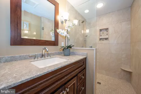 Bath - 127 Kynlyn Rd, Wayne, PA 19087 photo 3 of 7
