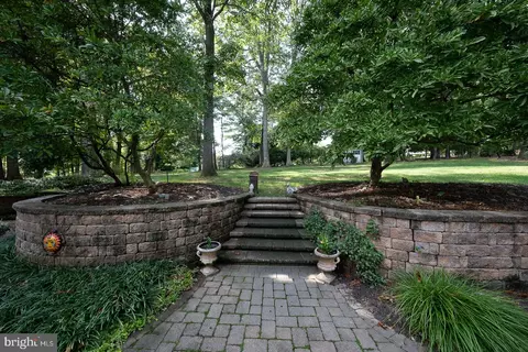 Exterior - 127 Kynlyn Rd, Wayne, PA 19087 photo 6 of 9