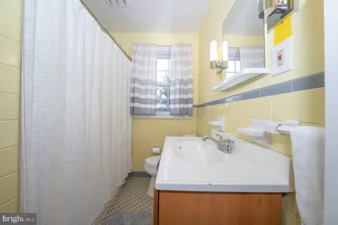Bath - 415 School Ln, Wayne, PA 19087 photo 2 of 2