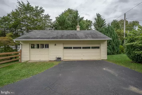 Exterior - 415 School Ln, Wayne, PA 19087 photo 3 of 7
