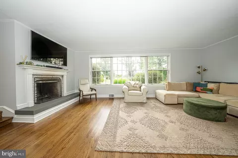 Living - 415 School Ln, Wayne, PA 19087 photo 1 of 2