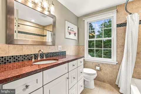 Bath - 393 Colket Ln, Wayne, PA 19087 photo 5 of 6
