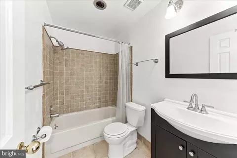 Bath - 40 Witherspoon Ct, Wayne, PA 19087 photo 2 of 2