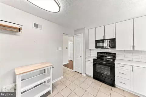 Entry Way - 40 Witherspoon Ct, Wayne, PA 19087 photo 2 of 4