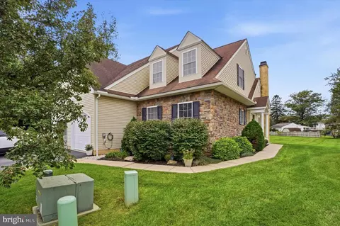99 Waynebrook Dr, Honey Brook, PA 19344