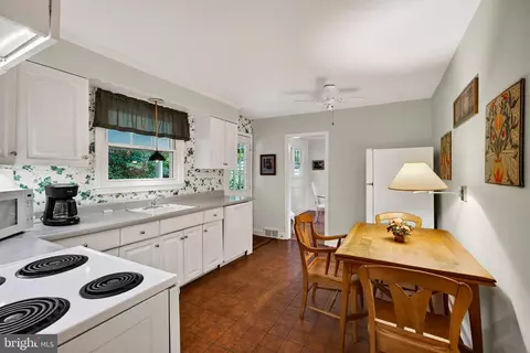 Kitchen - 59 Lakeside Ave, Devon, PA 19333 photo 3 of 4