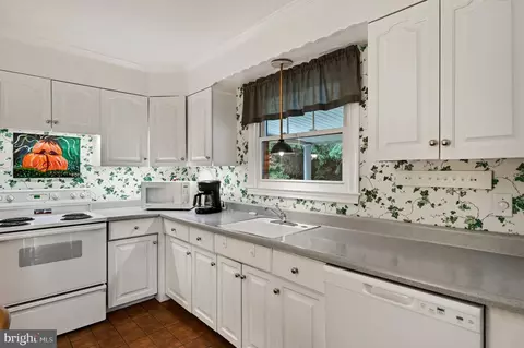 Kitchen - 59 Lakeside Ave, Devon, PA 19333 photo 2 of 4