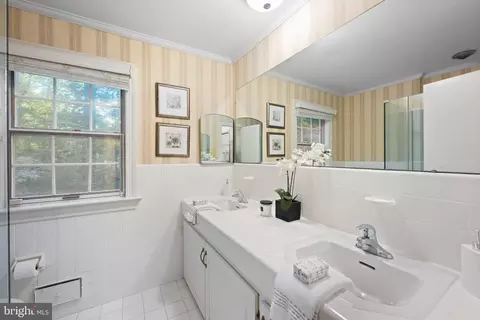 Bath - 770 Hedges Ln, Wayne, PA 19087 photo 1 of 4