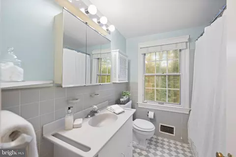 Bath - 770 Hedges Ln, Wayne, PA 19087 photo 2 of 4