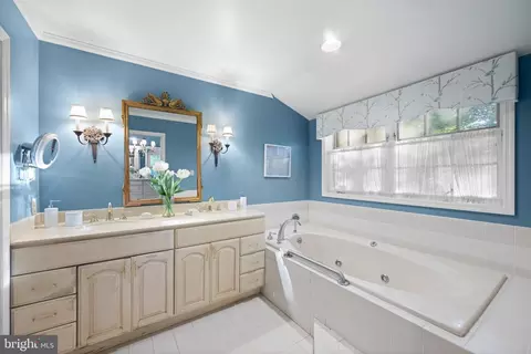 Bath - 770 Hedges Ln, Wayne, PA 19087 photo 3 of 4