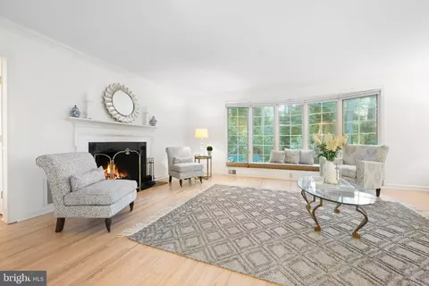 Living - 770 Hedges Ln, Wayne, PA 19087 photo 2 of 4