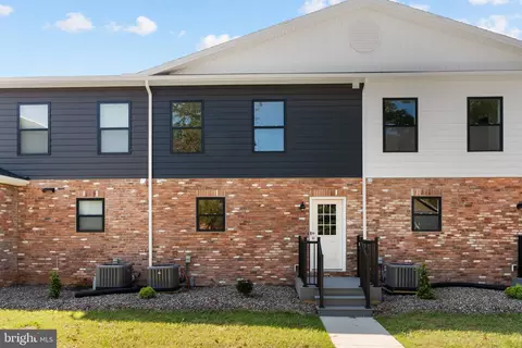 155 High Pointe Dr #20, Hummelstown, PA 17036