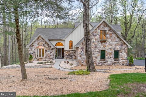 4008 Pine Needles Dr, Harrisburg, PA 17112