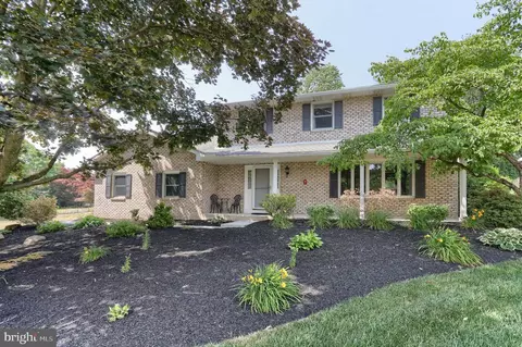 7 Meadowood Dr, Hummelstown, PA 17036