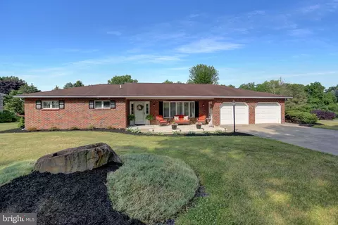 800 Fairlane Dr, Millersburg, PA 17061