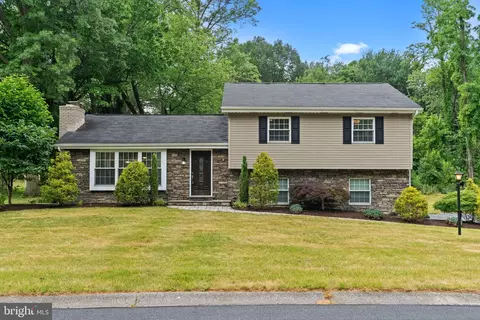 1341 Edgewood Dr, Hummelstown, PA 17036