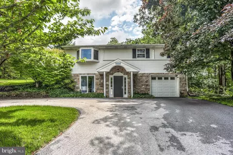 1035 Princeton Dr, Hummelstown, PA 17036
