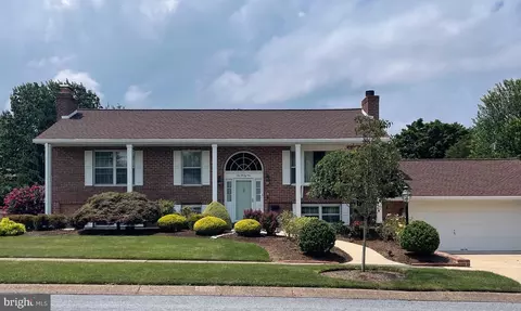 1041 Greenlea Rd, Hershey, PA 17033