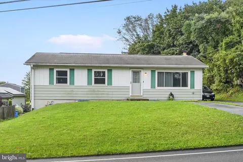 7971 Chambers Hill Rd, Harrisburg, PA 17111