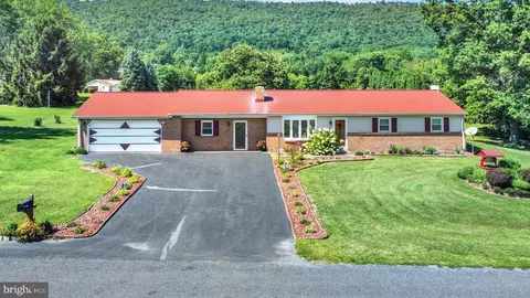 711 S Maple Dr, Dauphin, PA 17018