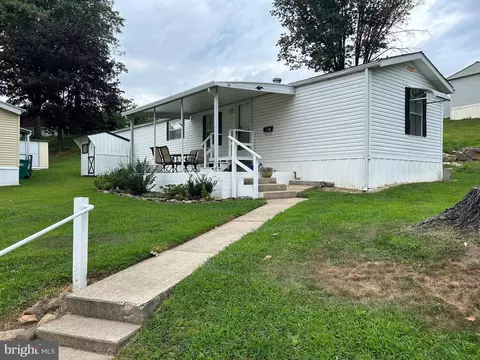 11 Sunrise Dr, Hershey, PA 17033