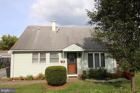 1040 Spruce St, Middletown, PA 17057