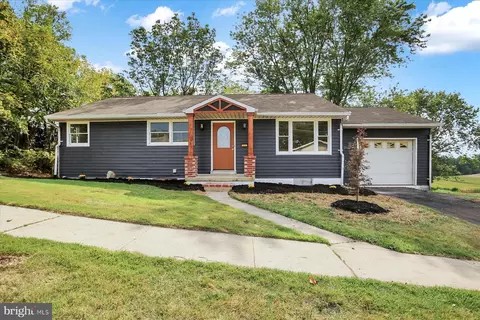 6 Riverview Dr, Middletown, PA 17057