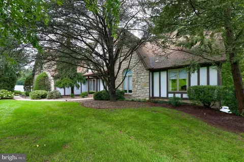 2 Fox Chase Dr, Hershey, PA 17033 photo 3