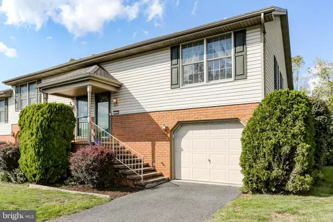 950 Woodridge Dr, Middletown, PA 17057