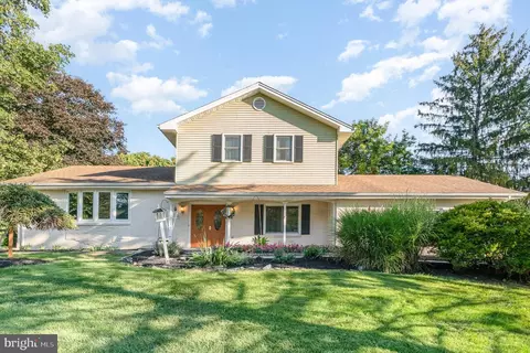 4306 Meadowcrest Rd, Harrisburg, PA 17112