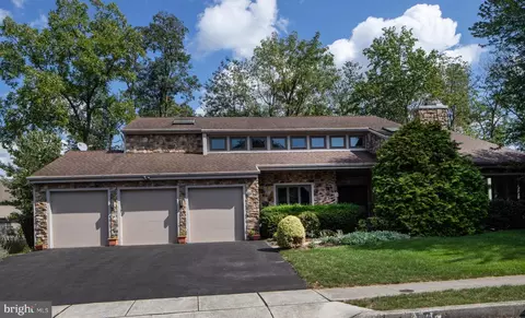 2442 E Bayberry Dr, Harrisburg, PA 17112