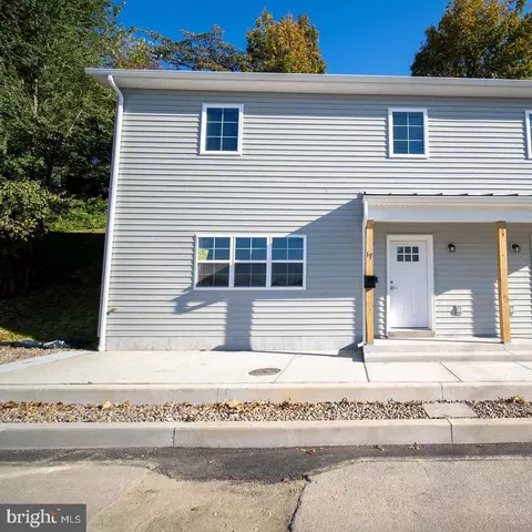 17 N 2nd St, Steelton, PA 17113