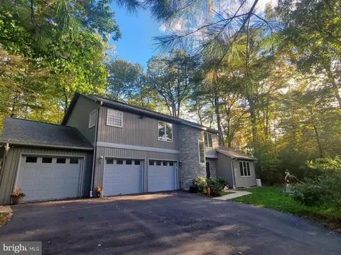 4005 Pine Needles Dr, Harrisburg, PA 17112