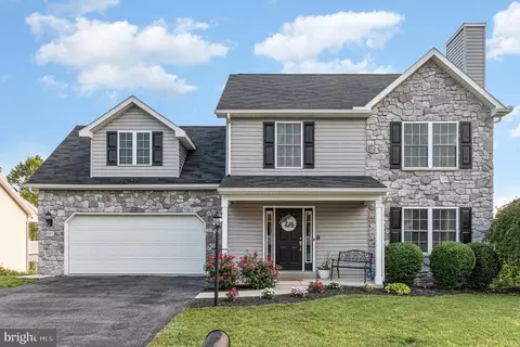 316 Hunter Path Rd, Hummelstown, PA 17036