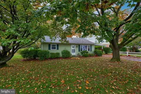 137 Apple Ln, Hershey, PA 17033