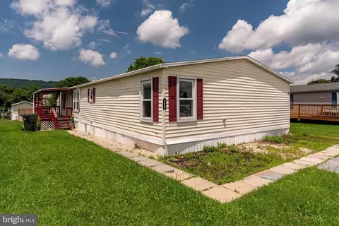 325 E Dallas Dr, Grantville, PA 17028
