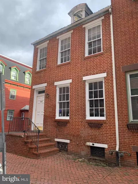 121 Pine St, Harrisburg, PA 17101